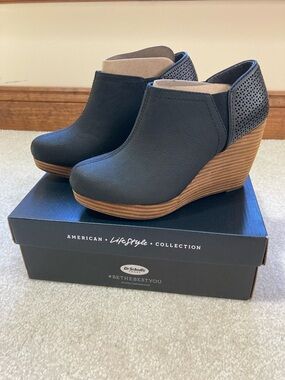 Dr. Scholl's Harlow Black Wedge Booties with Tan Wood-Look Platform - 7.5 Wide